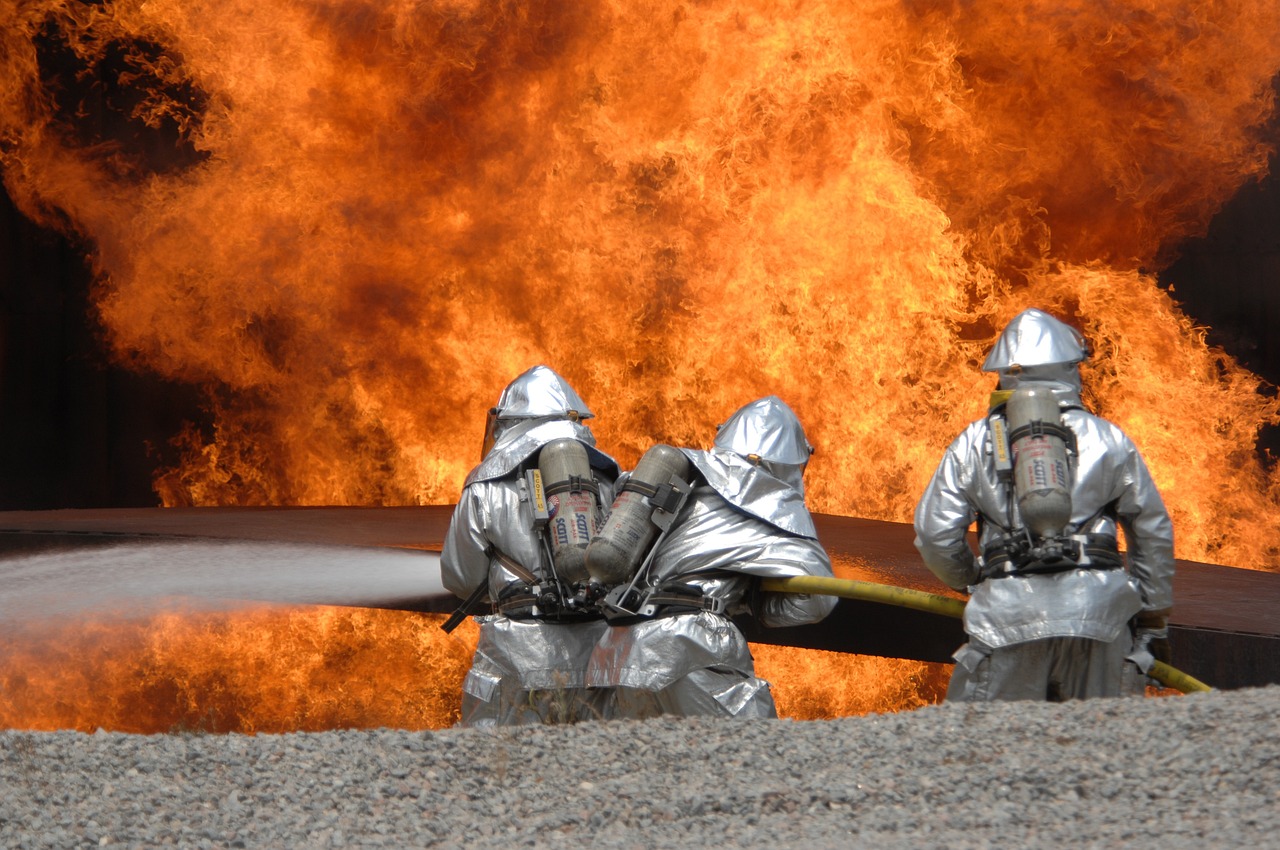 fire fighters, delete exercise, fire fighting, feuerloeschuebung, fire extinguishing, fire, clear, protective suit, respiratory protection, fire fighters, fire fighters, fire fighting, fire fighting, fire fighting, fire fighting, fire fighting, fire